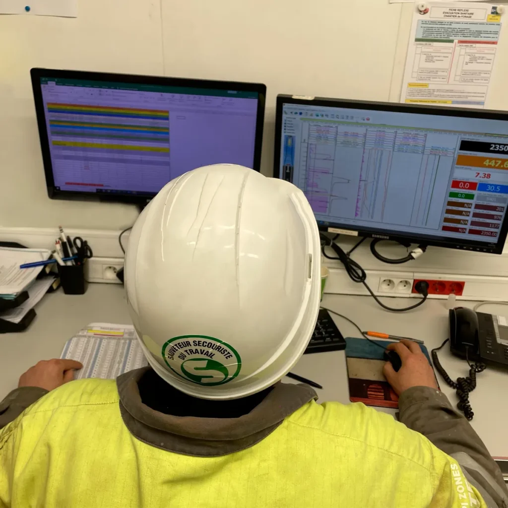Wellsite geologist monitoring real-time drilling parameters and gas levels - Elyteq expertise