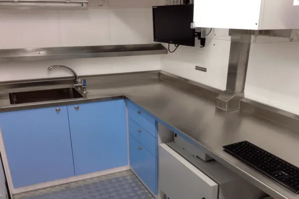Ergonomic workspace for wellsite geologists inside the Elyteq unit