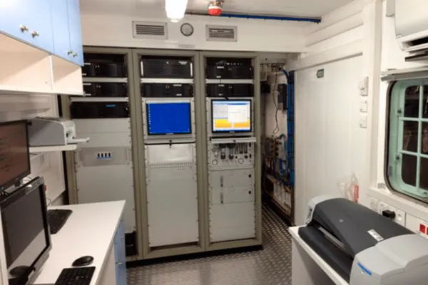 Real-time drilling data monitoring screens and software interface